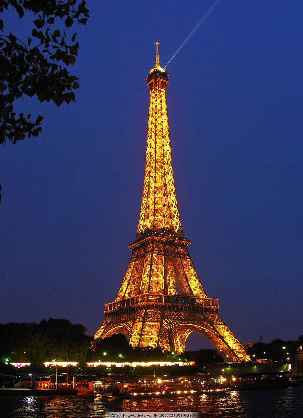 夜色巴黎 捕捉埃菲尔铁塔的梦幻光影